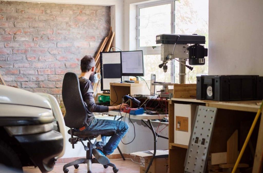 ¿Sabías que el auge del teletrabajo ha estado acompañado de algunas reformas? Convertir el hogar en un espacio en el que poder teletrabajar cómodamente es importante. Descubre más sobre esto en este artículo.